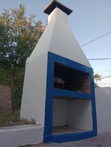 un objeto azul y blanco sentado a un lado de una calle en Departamento La Argentina en San Luis