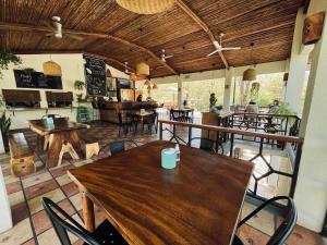 un restaurante con mesas y sillas en una habitación en Hotel El Manglar, en Playa Grande