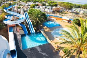 an aerial view of a water slide at a resort at Mobilhome NEUF Mar estang Accès Plage in Canet-en-Roussillon