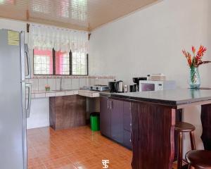a kitchen with a counter and a counter top at Villa Rincón del Arenal in Fortuna