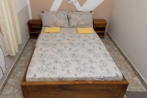 Cama en habitación pequeña con colchón en Maison Bethel Kpogan Afidenigba 