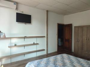 Postel nebo postele na pokoji v ubytování ROOM COLIBRÍ - La Casa de Eros