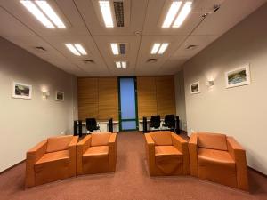 pokój z krzesłami i stołami w budynku w obiekcie Gold Pearl Zegrze w Serocku