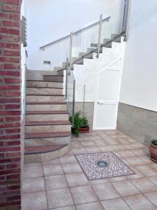 um conjunto de escadas com uma porta num edifício em Oasis em Arcos de la Frontera