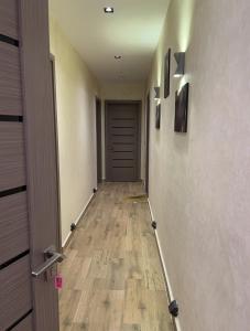 um corredor vazio com uma porta e um piso de madeira em شقه فندقيه VIP no Cairo