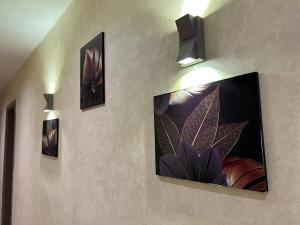 um quarto com três fotografias na parede em شقه فندقيه VIP no Cairo