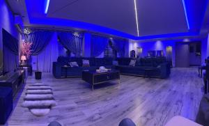 uma sala de estar com sofás e um tecto azul em شقه فندقيه VIP no Cairo