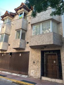 un edificio con puerta y puerta en Dpto Pedro Vargas en Mendoza