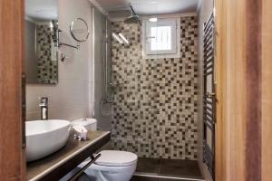 Koupelna v ubytování BeZolot resort.