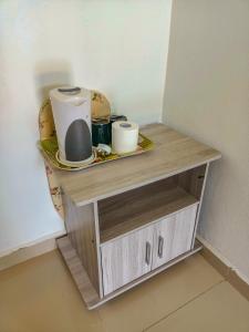 una pequeña estantería de madera con tazas y platos. en Bonda Room Stay Langkawi, en Pantai Cenang 19 fotos más