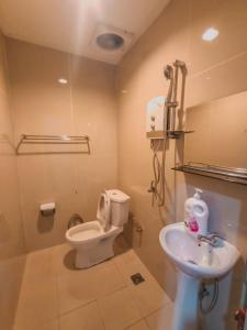 un baño con inodoro y lavabo en Bonda Room Stay Langkawi, en Pantai Cenang