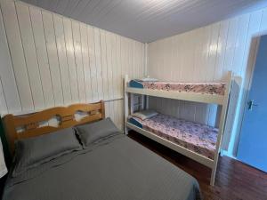 a small room with two bunk beds in it at Casa Suzena 300 metros Parque e Praias in Penha