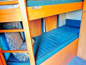 Caravanas Con Encanto El Palmar 2 في إل بلمار: سرير صغير في سرير بطابقين في غرفة