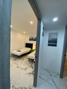 een woonkamer met een bank en een kamer met marmeren vloeren bij Modern appartment Palma in Palma de Mallorca