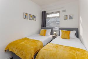 En eller flere senge i et værelse på The Empress 2 Bed Terraced House