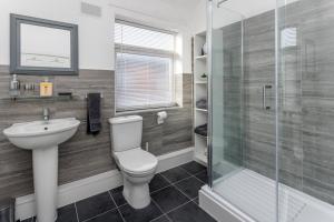 Et badeværelse på The Empress 2 Bed Terraced House + 23 billeder