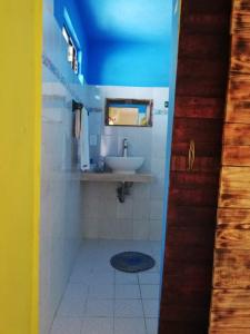 un baño con lavabo y espejo en Casa Chen-Huaye, en Isla Mujeres 22 fotos más