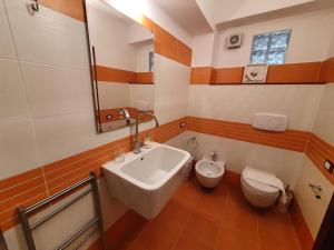 y baño con lavabo y aseo. en Casa La Ferula apt1 vicino al mare e Taormina, en SantʼAlessio Siculo