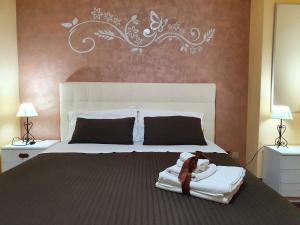 1 dormitorio con 1 cama grande con colcha blanca en Casa La Ferula apt1 vicino al mare e Taormina, en SantʼAlessio Siculo