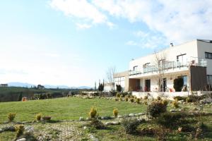 ein Haus auf einem Hügel mit einem grünen Hof in der Unterkunft Agriturismo Terra Del Vento in Genazzano