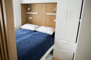 Dormitorio pequeño con cama y armario en Nomad Jahorina, en Jahorina