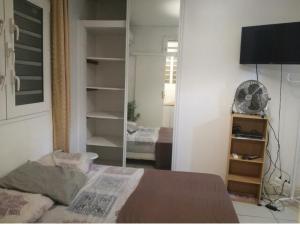 Postel nebo postele na pokoji v ubytování Studio meublé climatisé avec wifi à Desrochers Fort de France