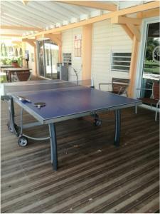 - une table de ping-pong au-dessus d'une terrasse dans l'établissement Studio dans Résidence Hotelière aux 3ilets Pointe du bout Résidence la Marina Carayou, à Les Trois-Îlets