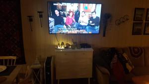 TV a/nebo společenská místnost v ubytování Midt Troms Perle