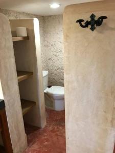 baño con aseo blanco en una habitación en Private Restored Hacienda With Its Own Cenote, en Espita
