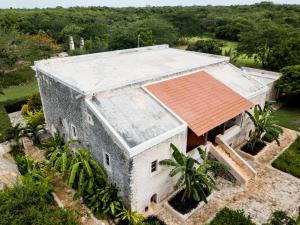 una vista aérea de un edificio con techo en Private Restored Hacienda With Its Own Cenote, en Espita