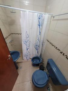 y baño con ducha y 2 aseos azules. en Departamento a estrenar en pleno centro de Salta 1 dormitorio en Salta