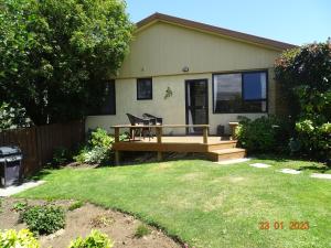 a house with a wooden bench in the yard at Nangari Studio Unit in Alexandra