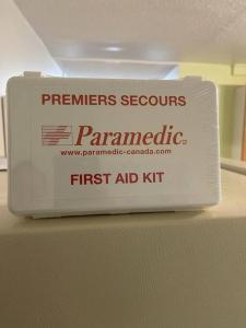 a sign for a paramedic first aid kit at 3 Bedrooms cozy comfortable vacation home downtown Gatineau Ottawa near Parliamant and Park in Gatineau