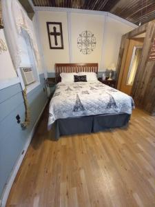 1 dormitorio con 1 cama y suelo de madera en Acorn Hideaways Canton Sweet Dreams for 2, en Canton