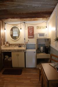 una pequeña cocina con fregadero y mesa en Acorn Hideaways Canton Sweet Dreams for 2, en Canton