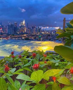Blick auf die Stadt in der Nacht mit Blumen in der Unterkunft Datum Jelatek Sky Residence KLCC SkyRing Linked to LRT and Mall in Kuala Lumpur