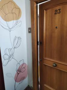a door with a drawing of flowers on the wall at Estudio21centro in Arica