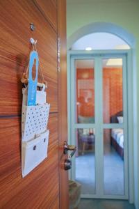 une porte avec un panier d'articles à côté d'une chambre dans l'établissement Jamjuree Home at Udonthani, à Udon Thani