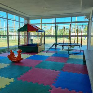 ein Zimmer mit einem Spielplatz in der Unterkunft Flat Sun House Muro Alto - Conforto e Estrutura de Resort in Ipojuca