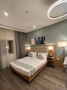 Tempat tidur dalam kamar di Lolia Hotel