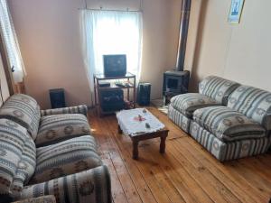 a living room with two couches and a coffee table at Cabañas Matanzas Noemi in Boca Pupuya