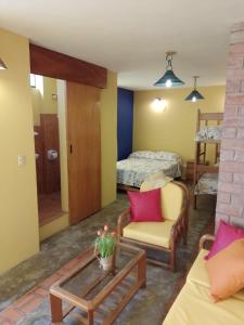 - un salon avec un canapé et une table dans l'établissement Arica Surf & Beach House, à Arica