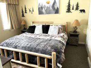 Mountain View Suite Sleeps 4 Ski OnOff Jiminy Peak tesisinde bir odada yatak veya yataklar