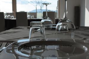 dos vasos vacíos sentados sobre una mesa en Agriturismo Terra Del Vento, en Genazzano