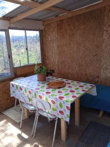 einen Tisch in einem Zimmer mit Tischtuch drauf in der Unterkunft el gitano feliz in Laguna Verde