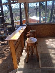 um bar de madeira com um banco e uma janela em el gitano feliz em Laguna Verde