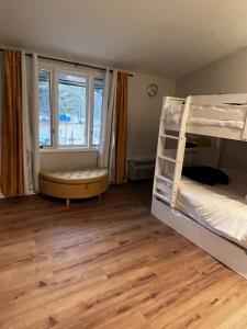 日內瓦湖的住宿－Newly Remodeled Mid-Century Modern Lake Condo，客房设有两张双层床和一扇窗户。