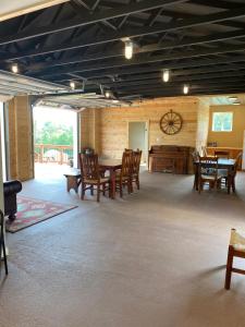 Habitación grande con mesas, sillas y ventana grande. en Smoky Hollow Outdoor Resort Covered Wagon, en Sevierville