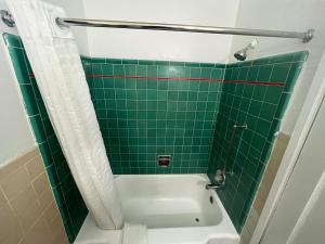 Ett badrum på Quail Inn Motel