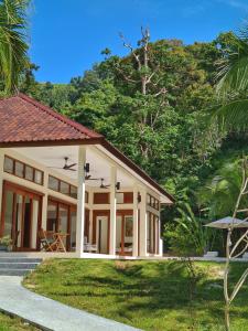 Villa mit Blick auf ein Resort in der Unterkunft Villa Meranti - Spacious Private Pool Villa in Pantai Cenang